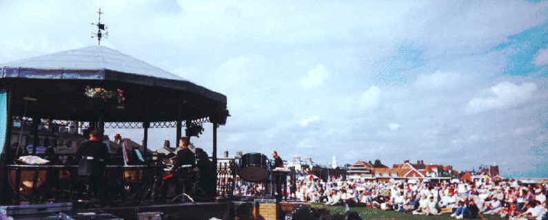 Thousands watch and listen in the sun